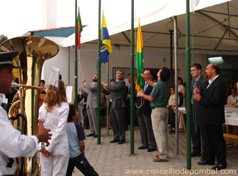 Na foto, durante a inauguração oficial da Feira, içando as bandeiras: Adelino Mendes em representação do Governo Civil do Distrito de Leiria, Narciso Mota - Presidente da Camara Municipal de Pombal, Manuel António - Presidente da Junta da Freguesia da Guia junto com José Maria Duarte Junior e à direita Fernando Parreira Vereador da CMP com Carlos Mota Carvalho Presidente do Grupo Desportivo Guiense.